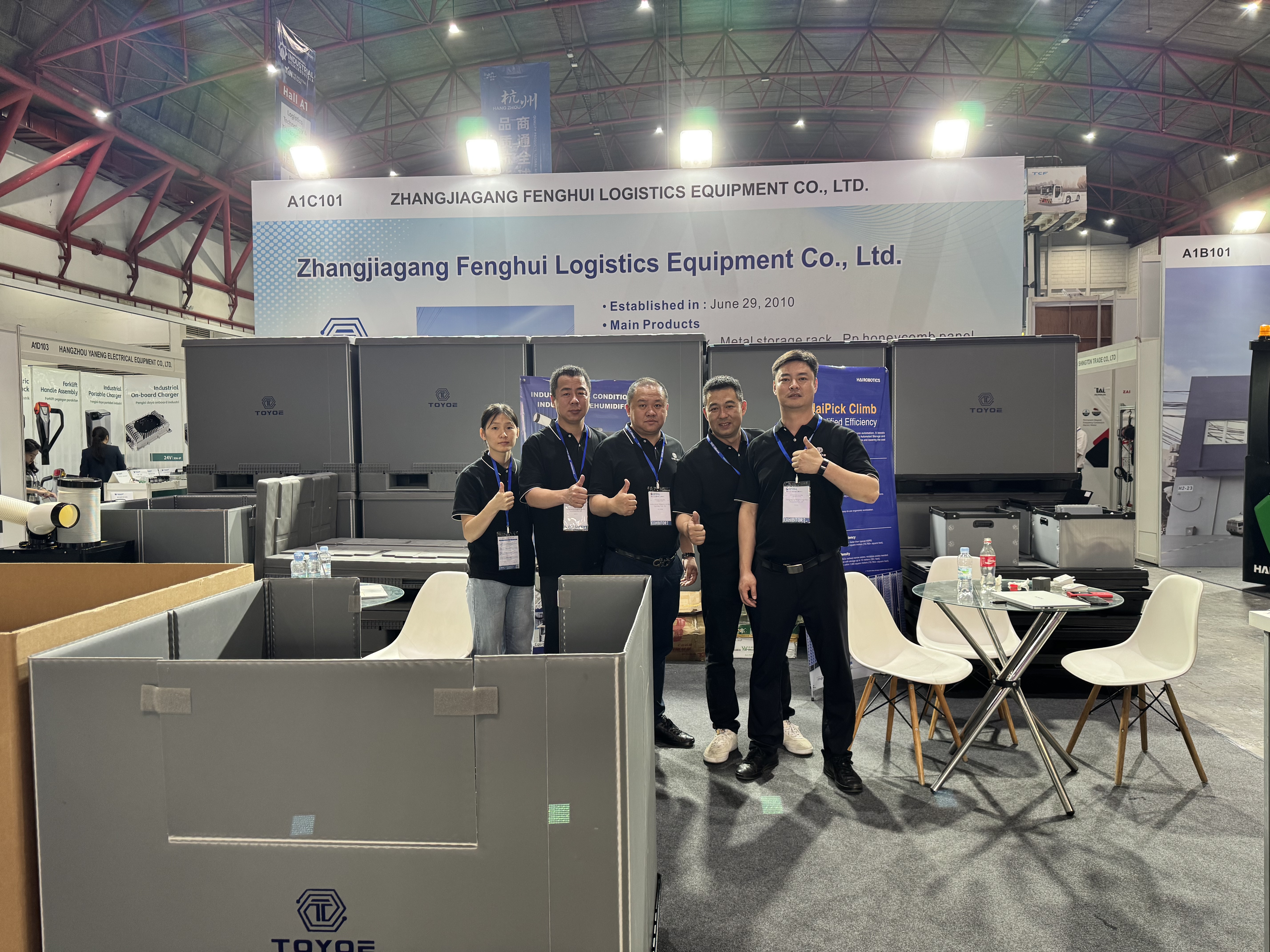 Групповое фото на выставке