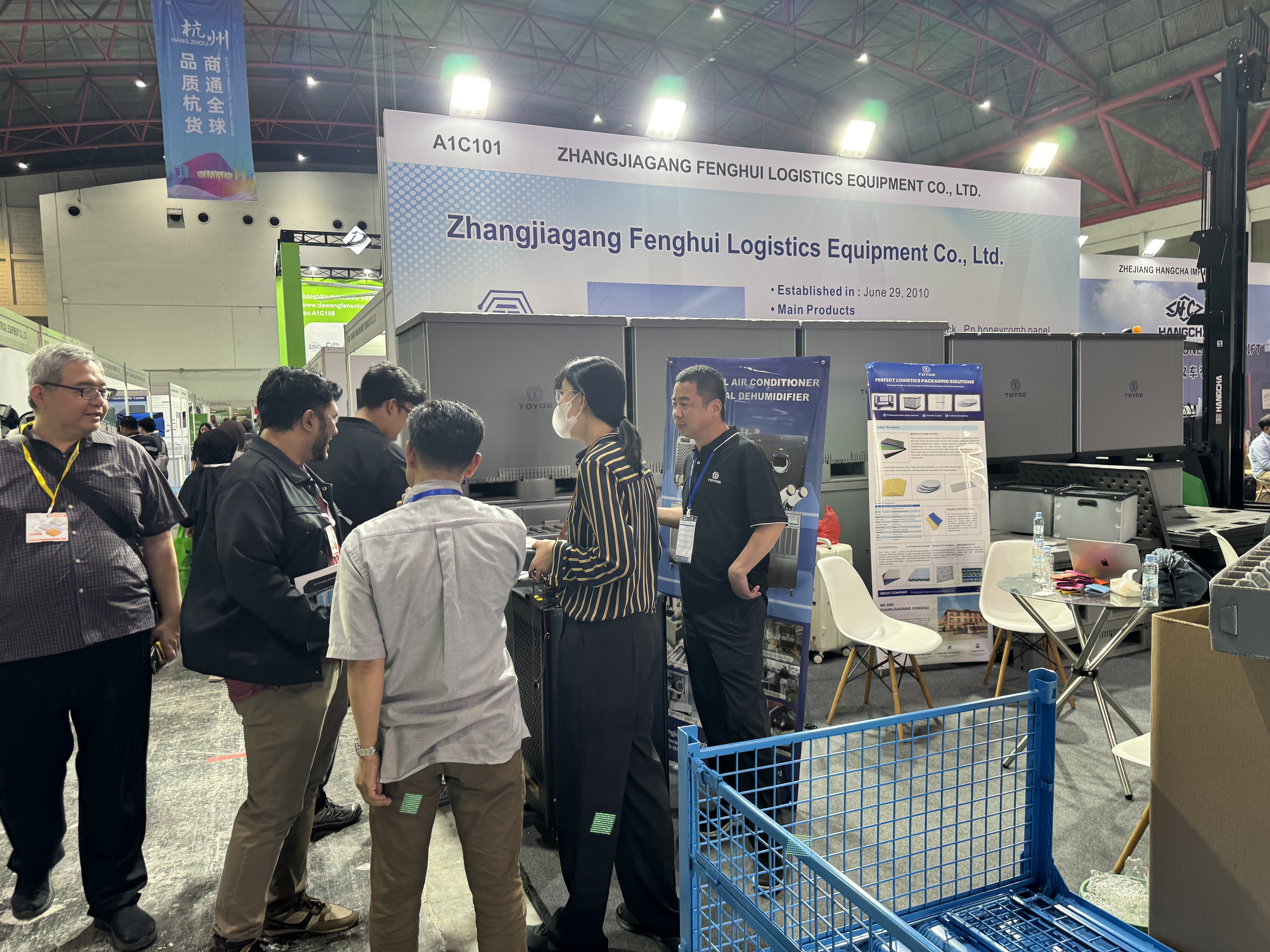 Групповое фото на выставке