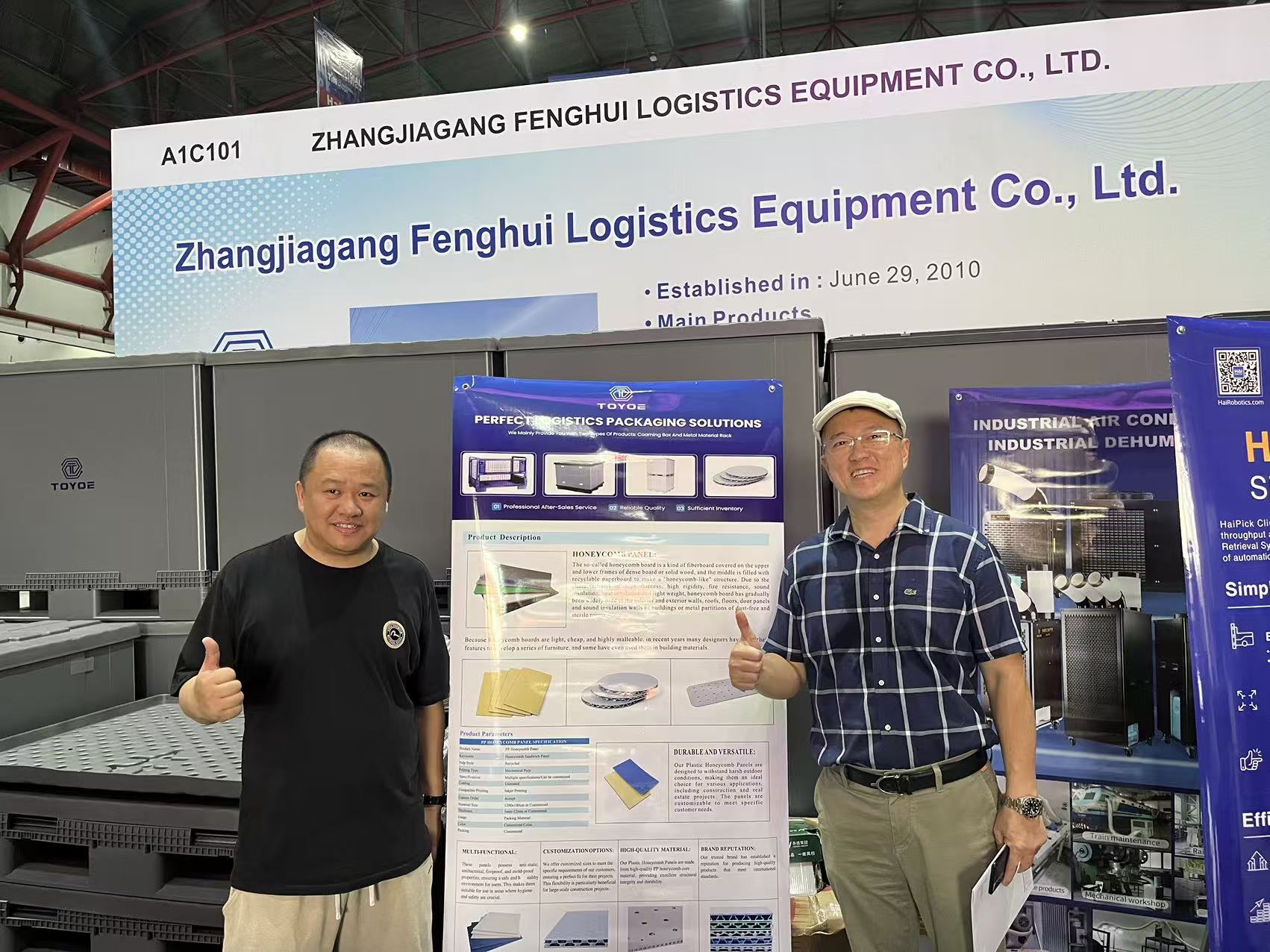 Групповое фото на выставке