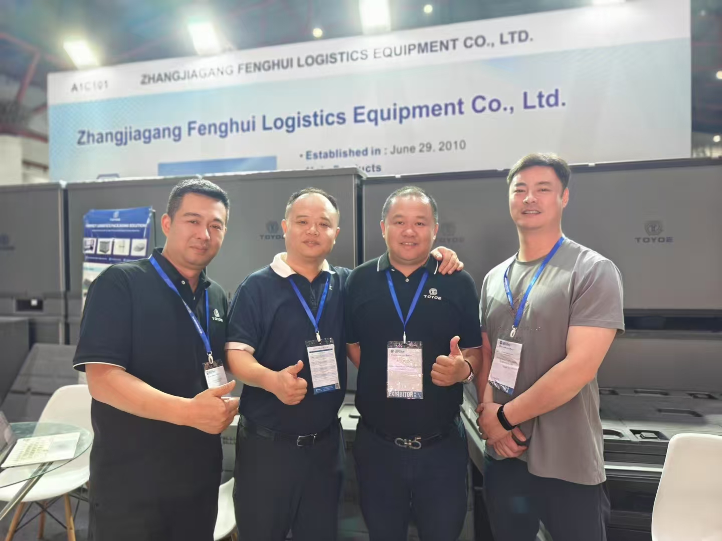 Групповое фото сотрудников выставки