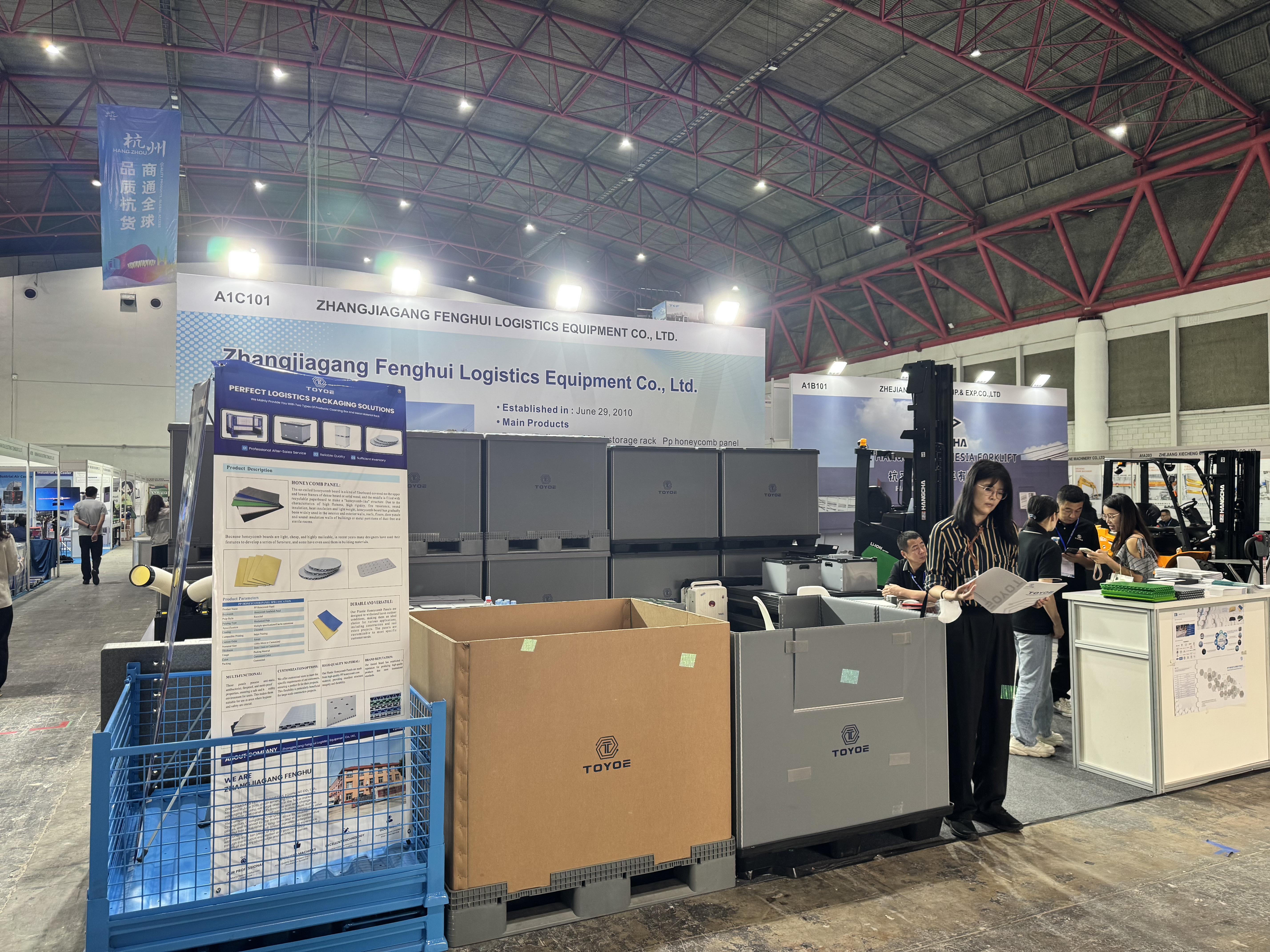 Групповое фото на выставке