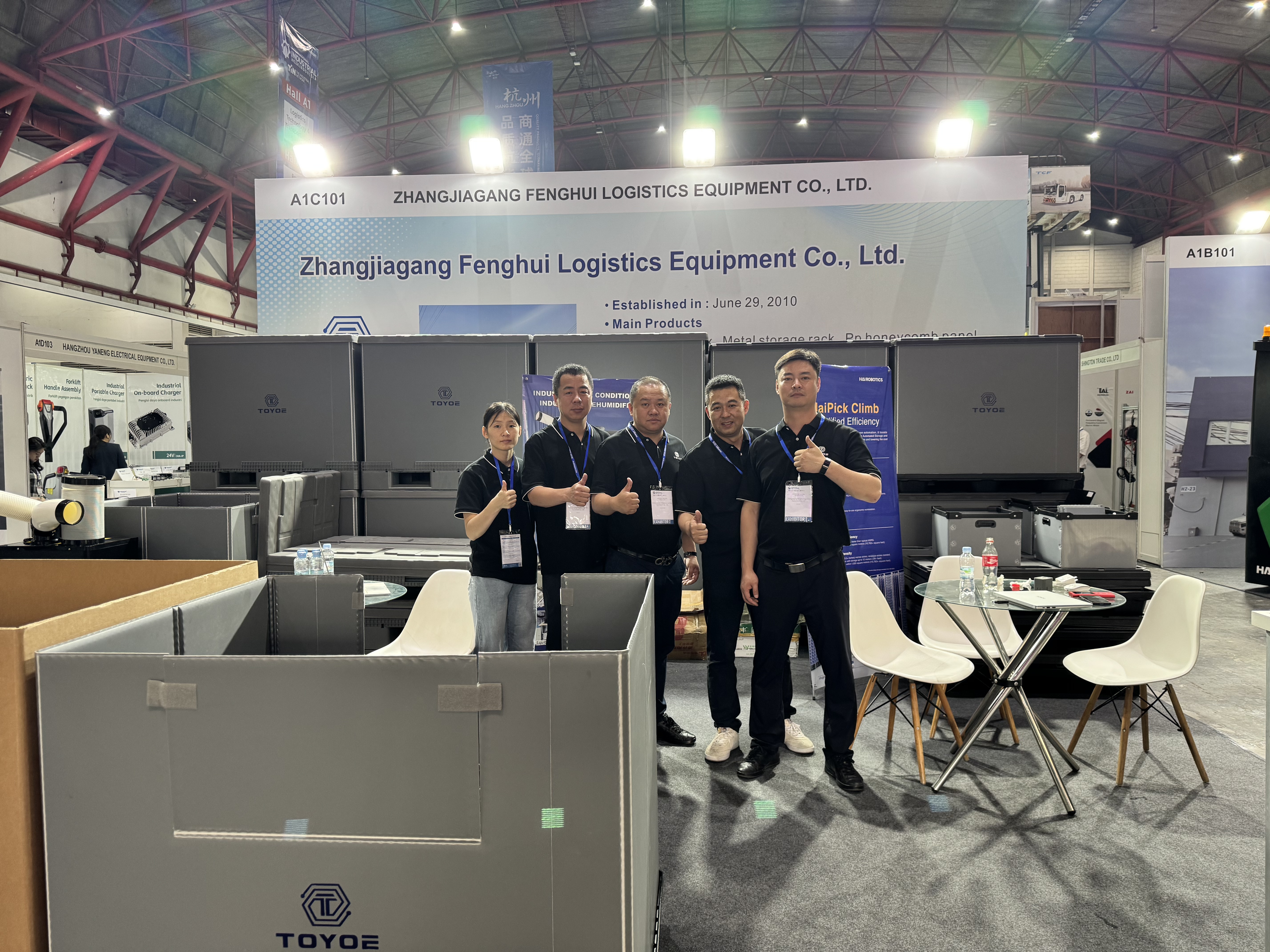 Групповое фото на выставке