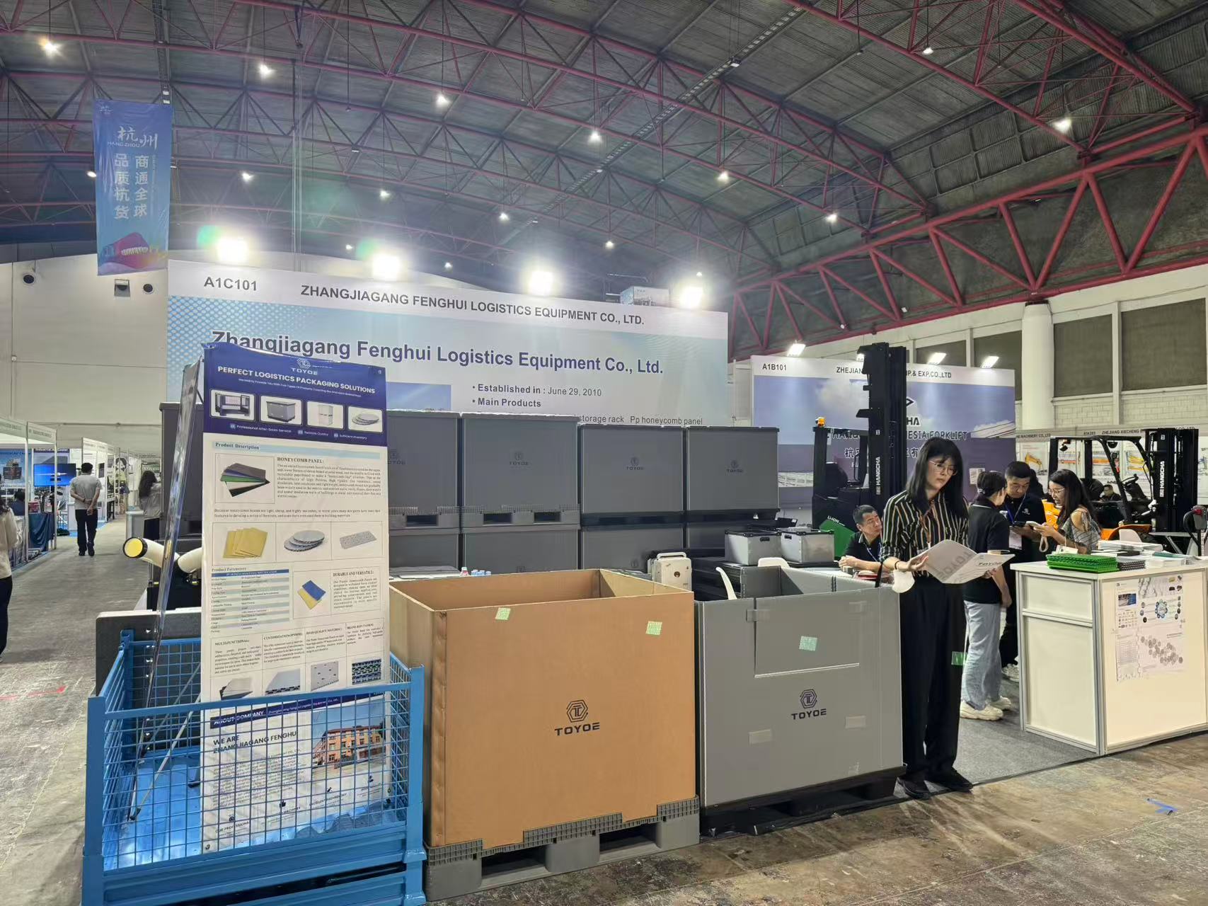 Групповое фото на выставке