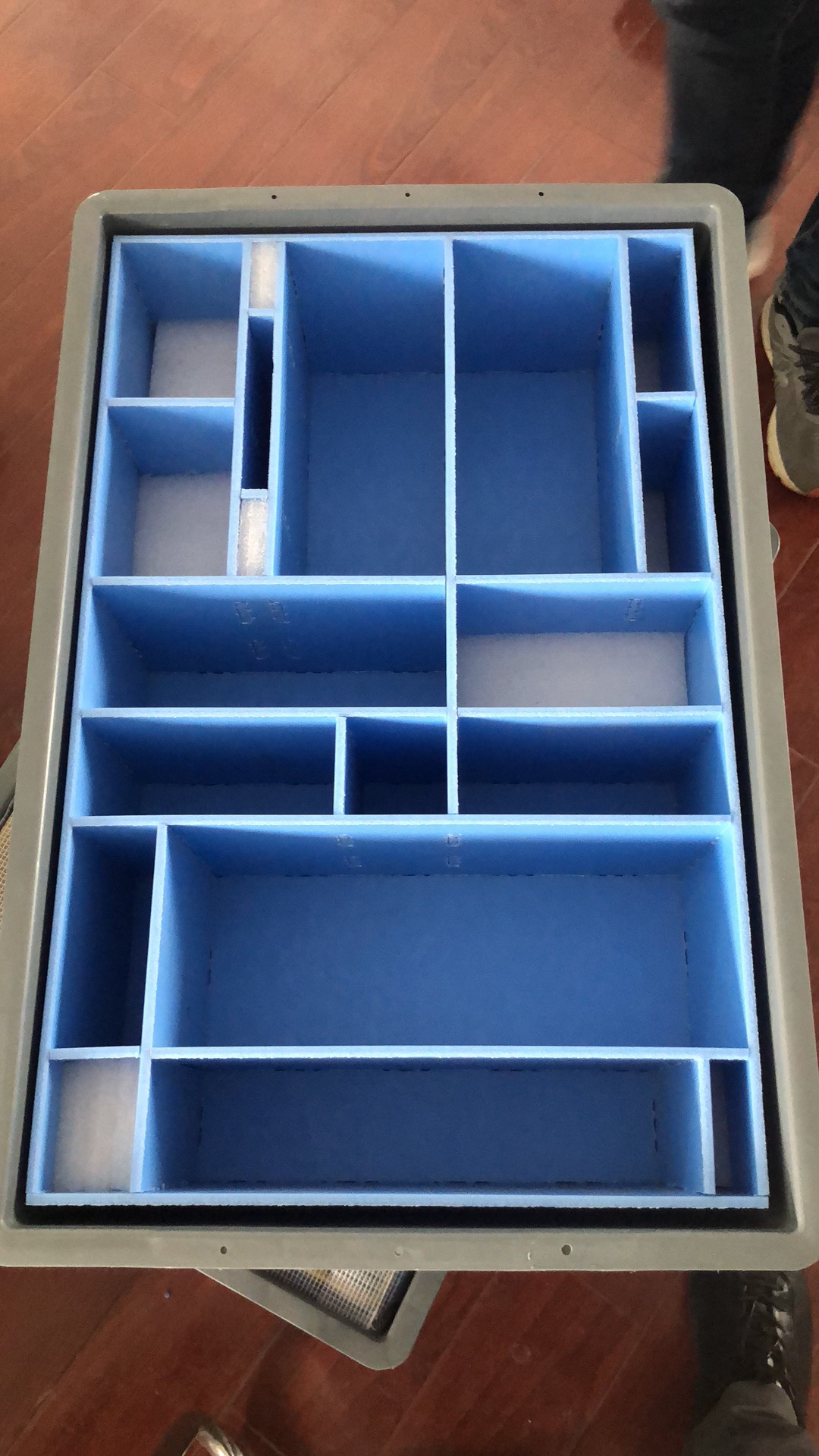 Tesla Gigapress Armorbox (для 9000-тонной защиты от транспортировки плесени/Элон Маск, достойная защиты)