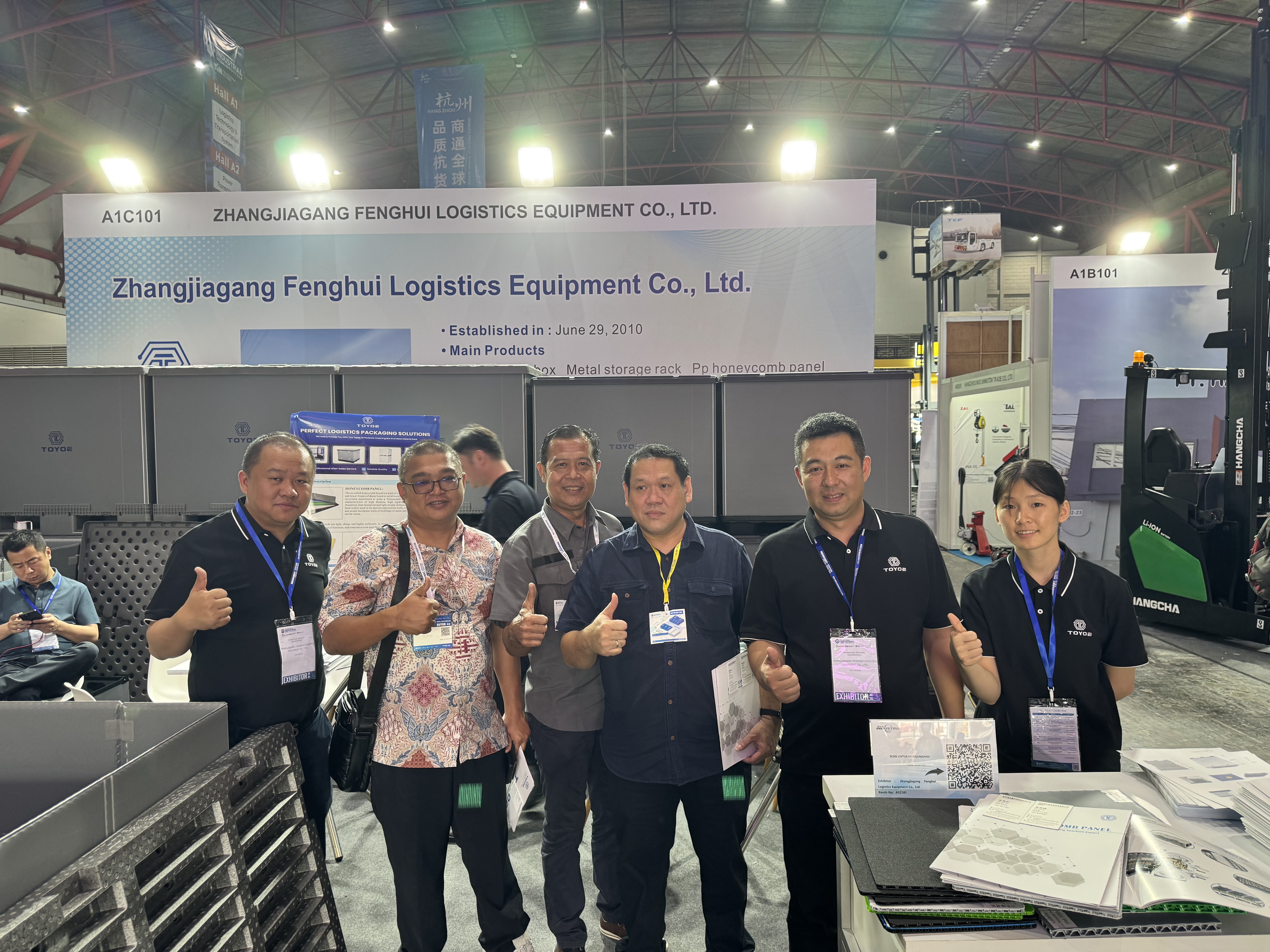 Групповое фото на выставке