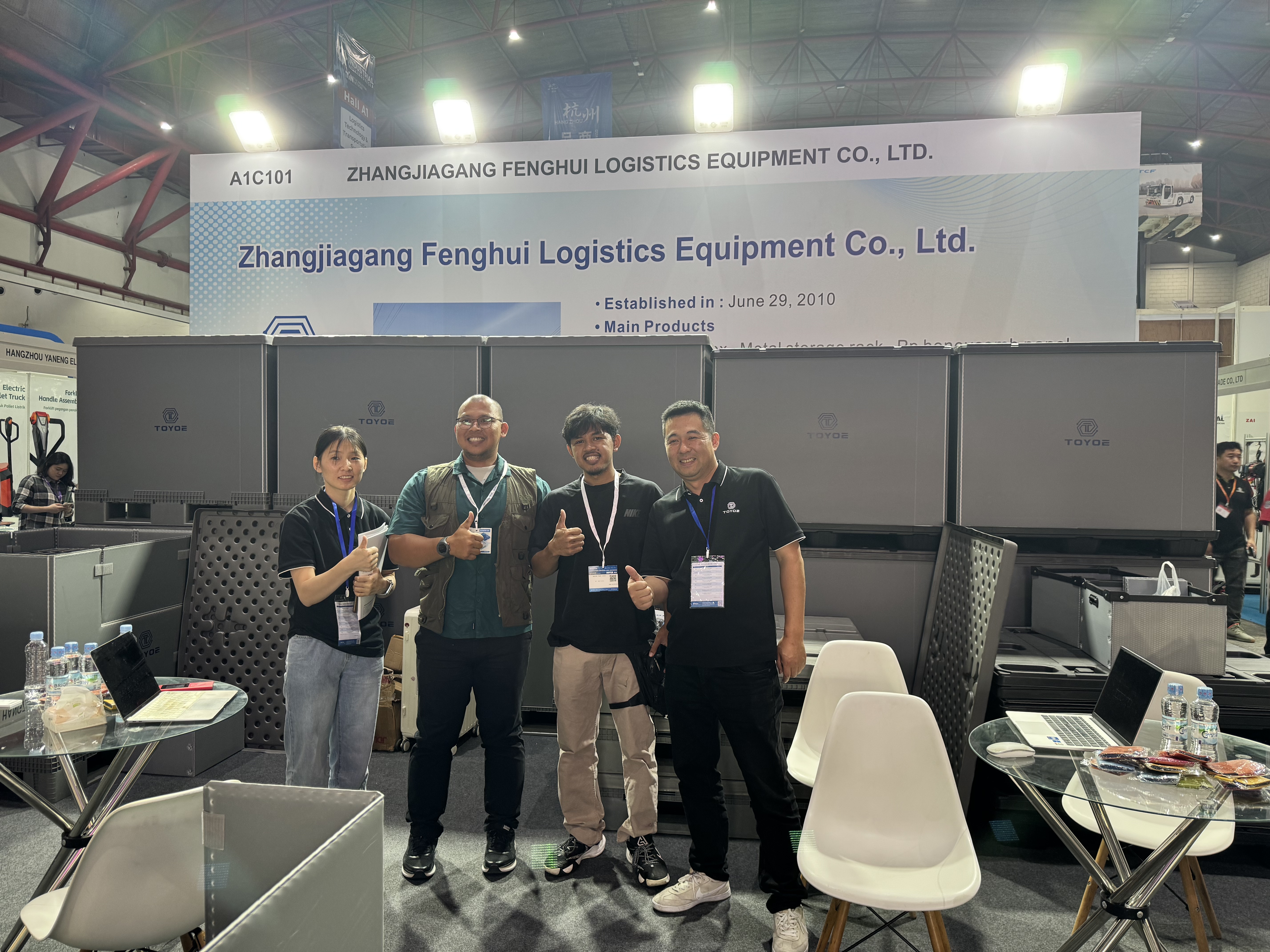 Групповое фото на выставке