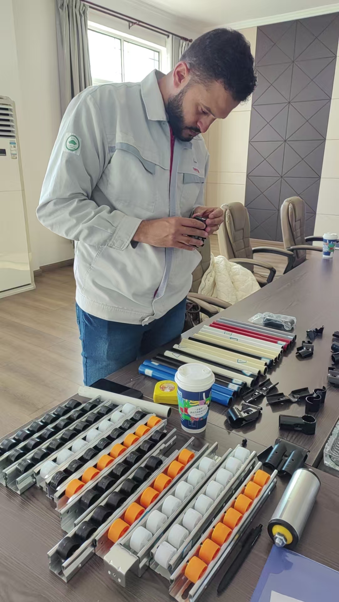 Заказчик осматривает детали упаковочного оборудования