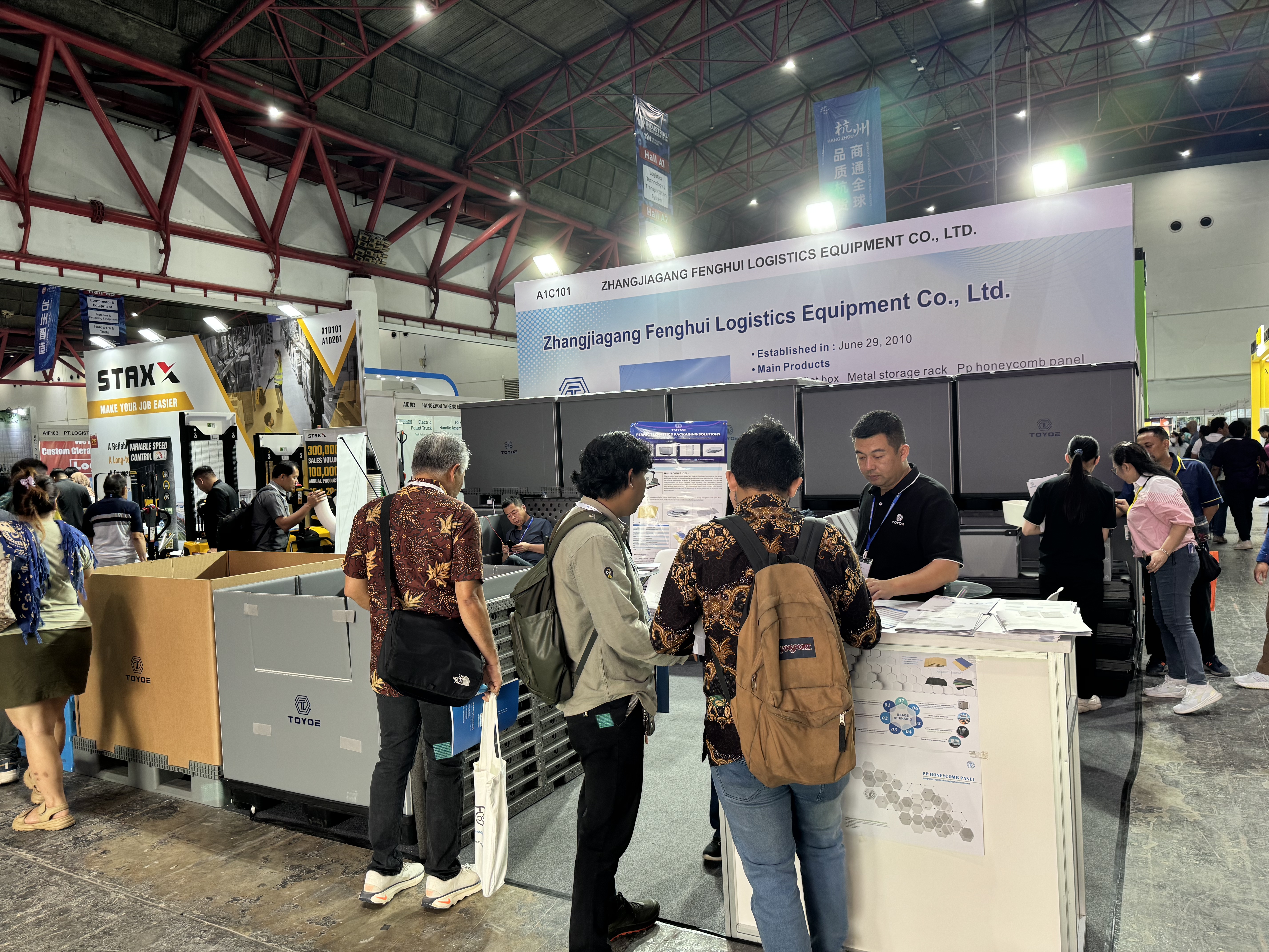 Групповое фото на выставке