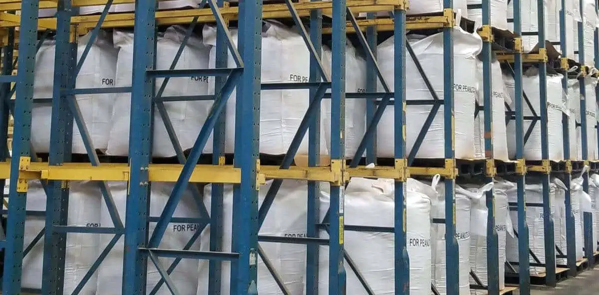 Выдвижной стеллаж отлично подходит для хранения поддонов глубиной от 2 до 10.