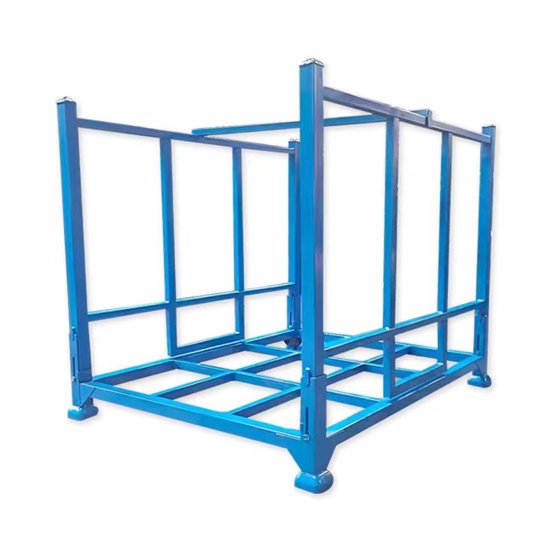 Простой металлический стеллаж для хранения вещей.