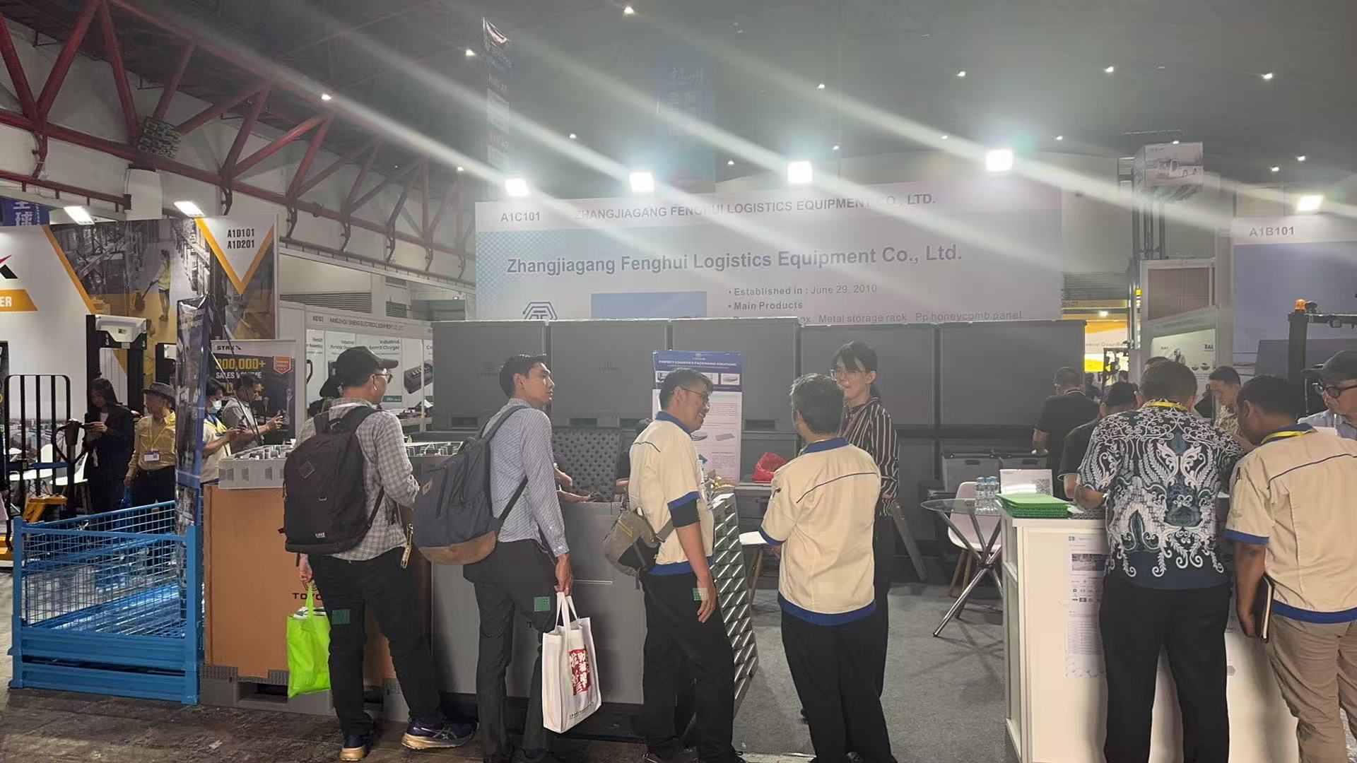 Групповое фото клиентов выставки